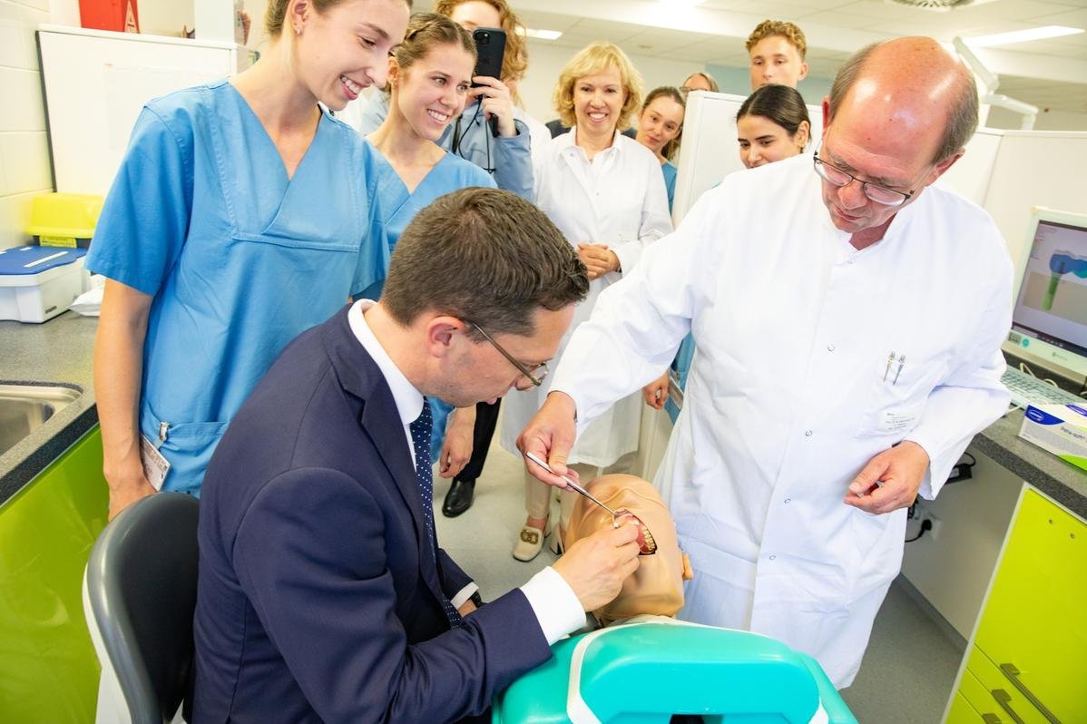 Prof. Dr. Michael Eisenburger shows Minister Mohrs a phantom head.