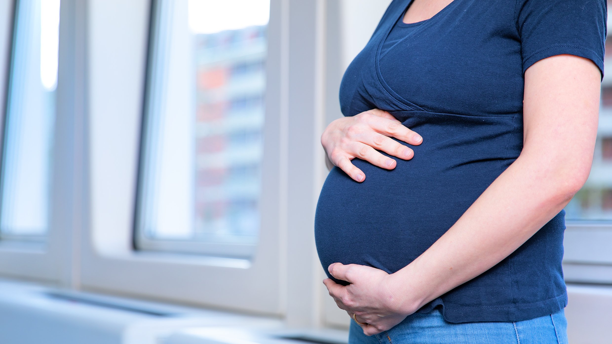 Schwangere Frau hält Ihren Bauch