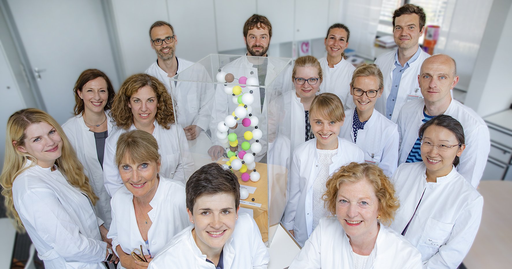 Gruppenfoto des ärztlichen Personals bestehend aus Fachärzt:innen und Ärzt:innen in Weiterbildung.