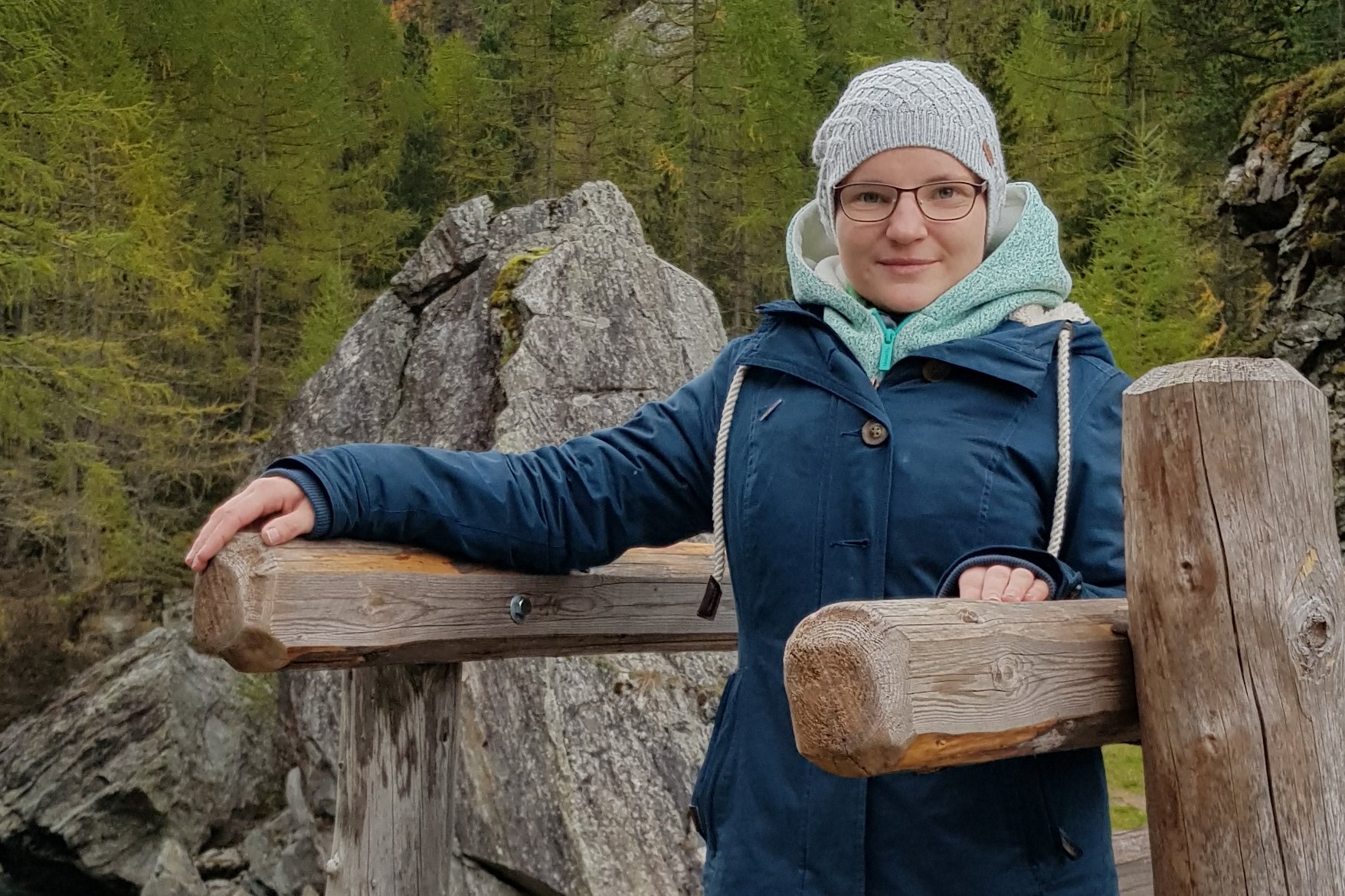 Juliane Brauner steht am Anfang einer Brücke, die über einen Gebirgsbach führt. Copyright: Juliane Brauner