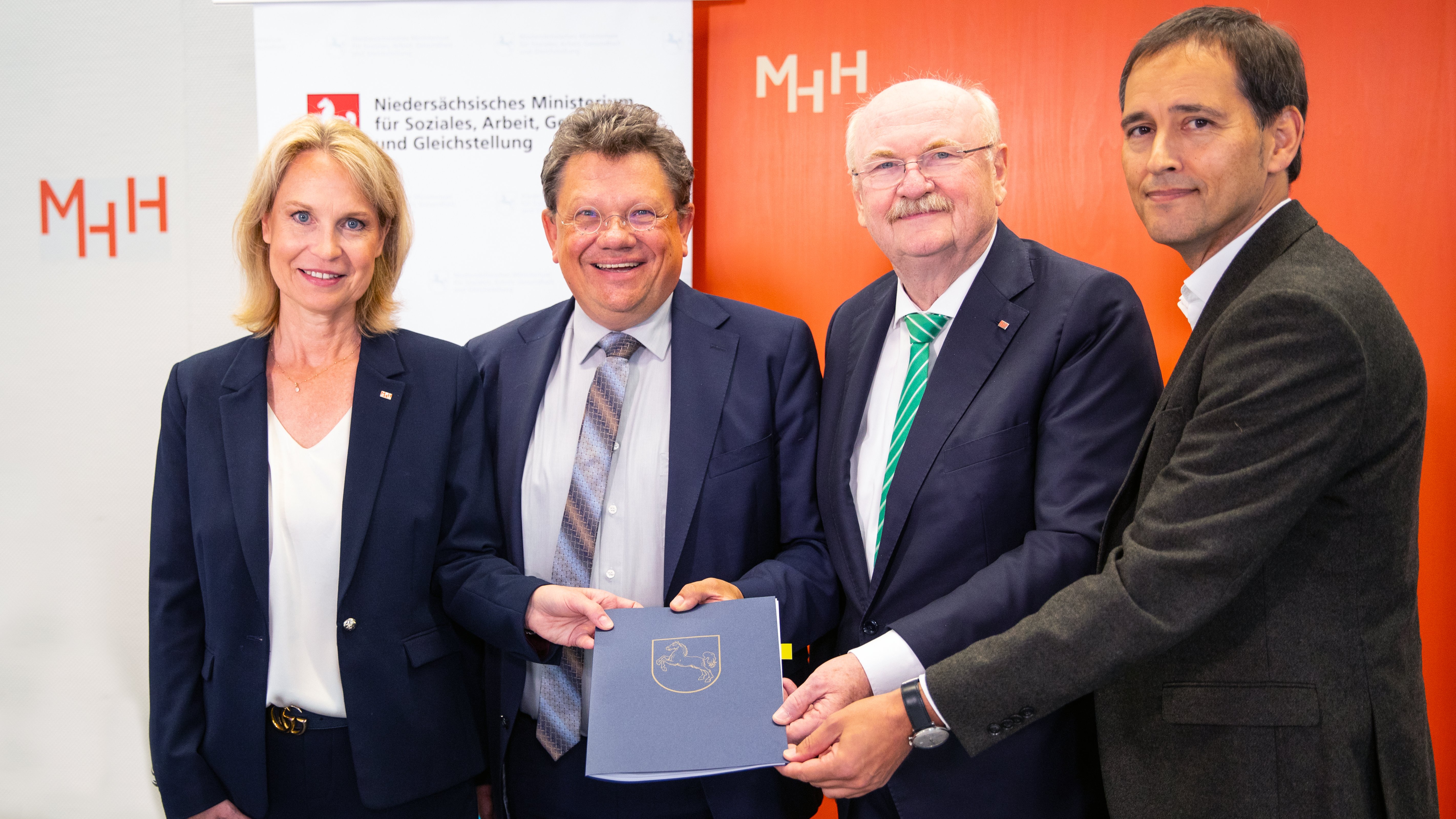 Professorin Dr. Anette S. Debertin, Minister Dr. Andreas Philippi, Professor Dr. Michael Manns und Hanno Kummer (von links) stehen nebeneinander. 