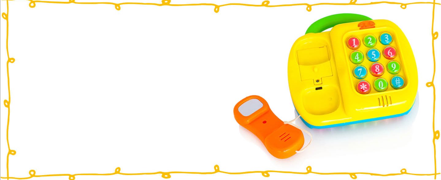 Ein Spielzeugtelefon, der Hörer liegt neben dem Apparat. Der Hörer ist orange, der Apparat gelb, die Tasten orange, blau und grün. 