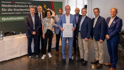 Vertreter der „Niedersächsischen Allianz für die Krankenhäuser“ nach der Pressekonferenz im Alten Rathaus Hannover, dritte von links ist MHH-Pflegedirektorin Vera Lux.