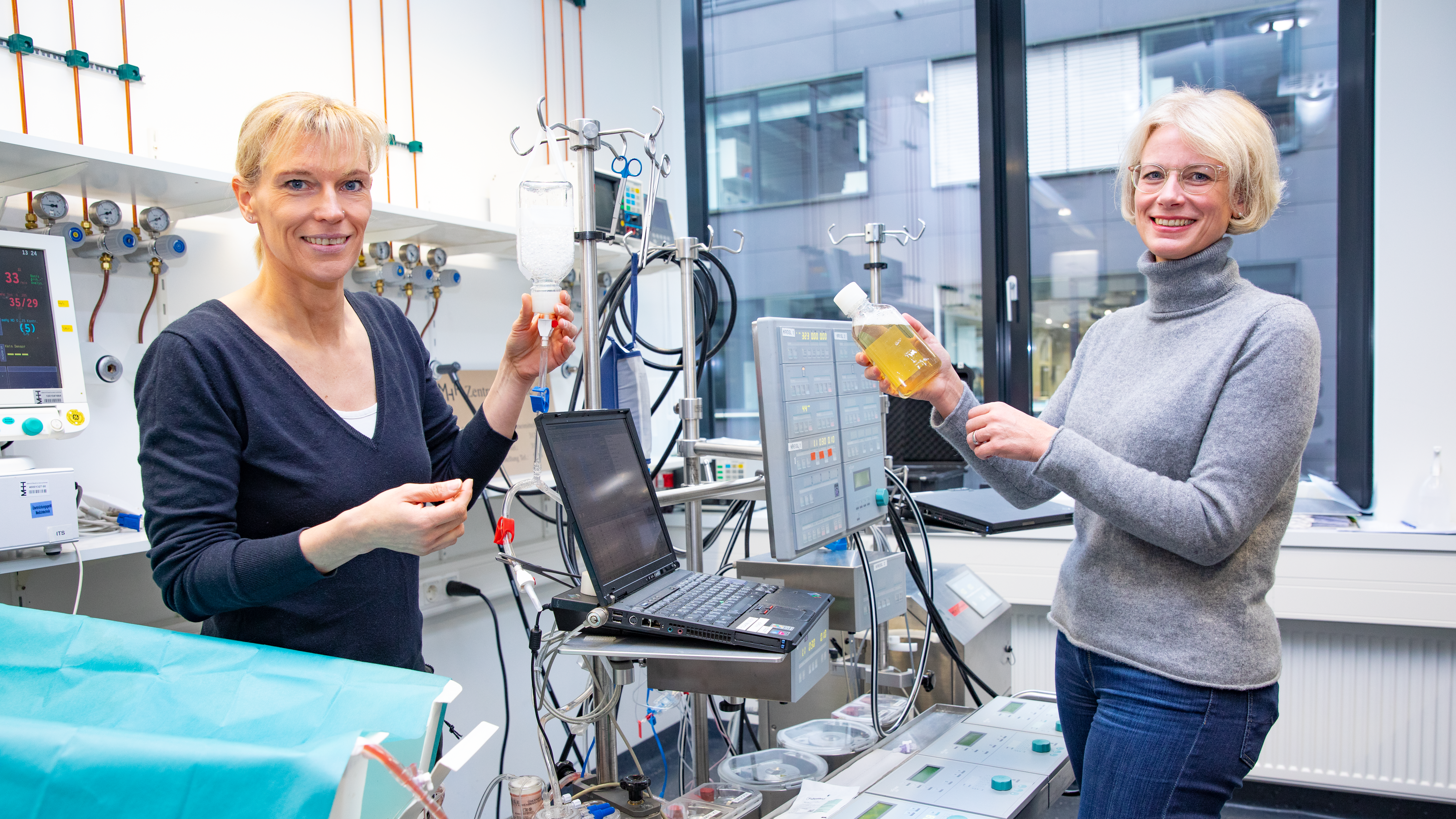 Dr. Bettina Wiegmann (links) und Professorin Dr. Kirsten Haastert-Talini testen verschiedene Blutersatzlösungen an der Perfusionsanlage.