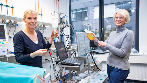 Dr. Bettina Wiegmann (links) und Professorin Dr. Kirsten Haastert-Talini testen verschiedene Blutersatzlösungen an der Perfusionsanlage.