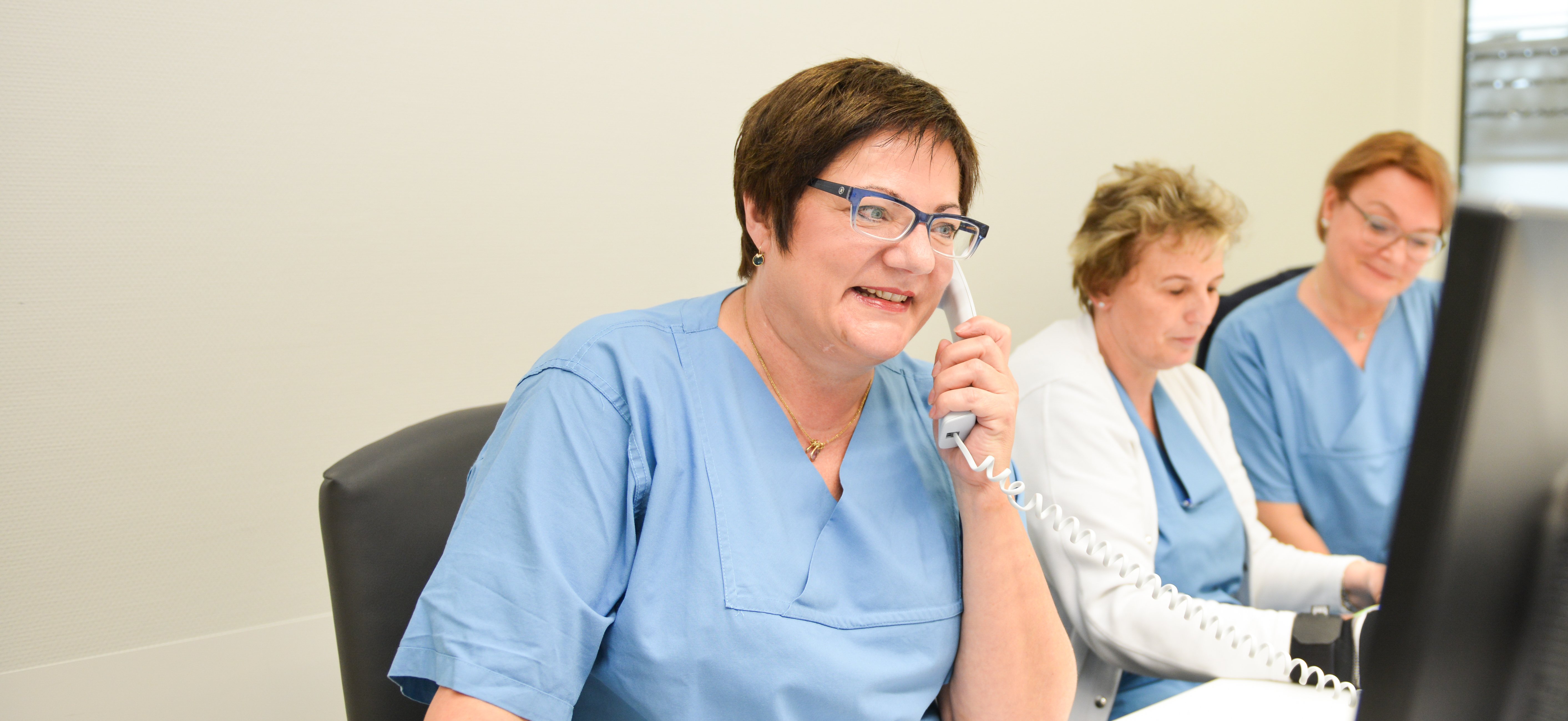 Medizinische Fachangestellte bei der Arbeit in der dermatoonkologischen Ambulanz