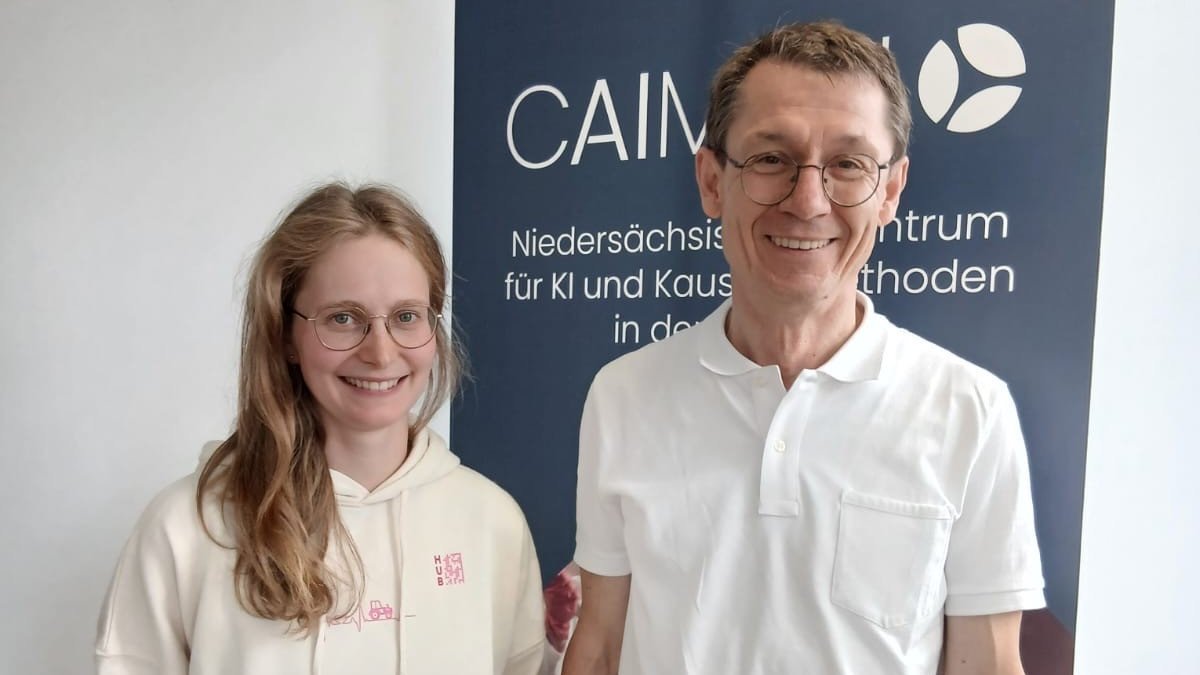 Prof. Dr. Thomas Illig bedankt sich bei Maike Ellersiek