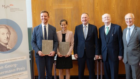 Das Gruppenbild zeigt (von links) PD Dr. Niklas Klümper, Prof. Dr. Elisabeth Heßmann, Prof. Dr. Markus W. Büchler, Prof. Dr. Michael Manns, Vorsitzender des Johann-Georg-Zimmermann-Kuratoriums, und Prof. Dr. Siegfried Piepenbrock, stellvertretender Stiftungsratsvorsitzender der Stiftung MHH plus. 