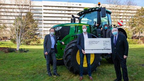 Ralf Lenge (left), Tilmann Köller and Professor Dr. Michael Manns (right) with the donation cheque and Dr. Eckhard Schenke. Copyright: MHH / Karin Kaiser