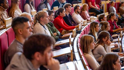 Professor Michael Manns steht im größten Hörsaal der MHH und begrüßt die Erstsemester. 