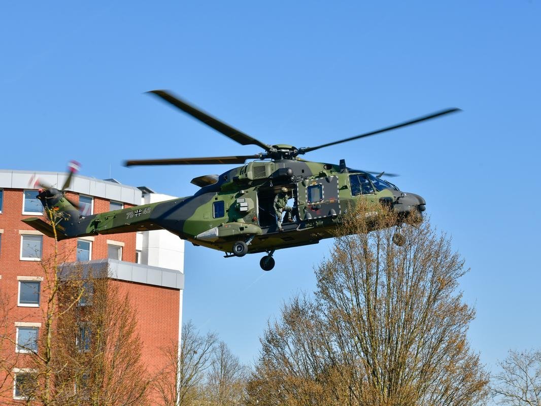 Ein Hubschrauber in der Luft. 