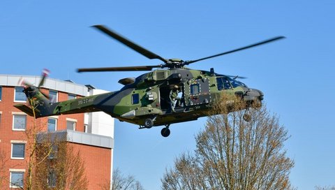 Ein Hubschrauber in der Luft. 