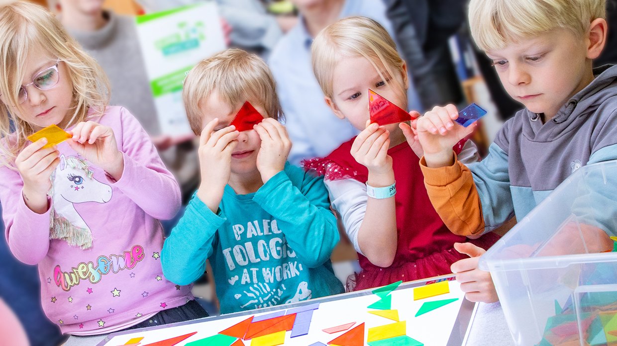 4 Kinder spielen mit Lernspielzeug