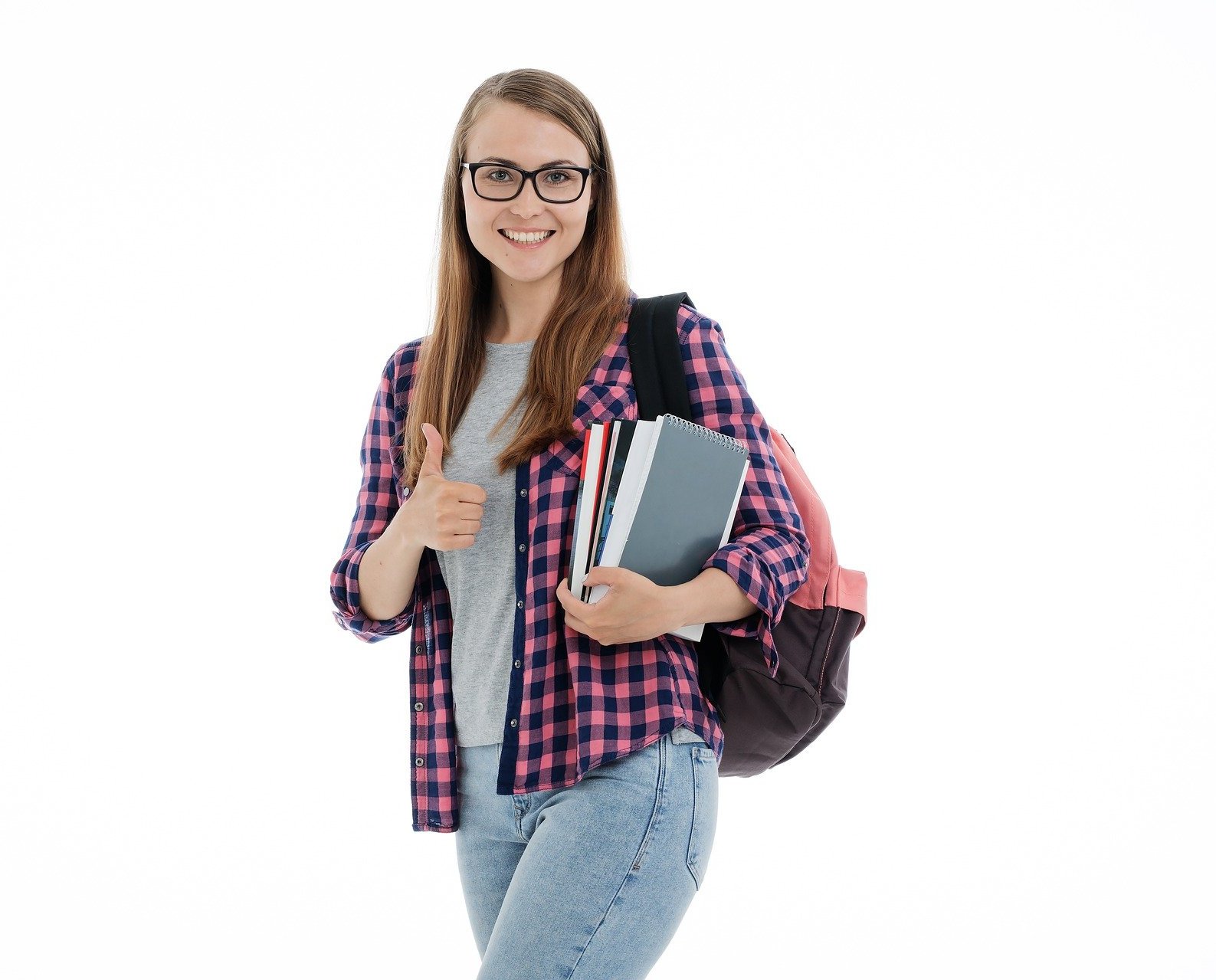Ein Foto einer Studentin mit Büchern in der Hand.