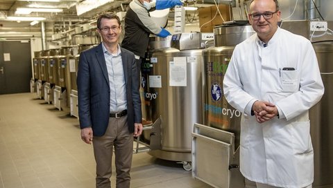 Professors Thomas Illig (left) and Markus Cornberg (right) in the biobank; Copyright: Karin Kaiser / MHH