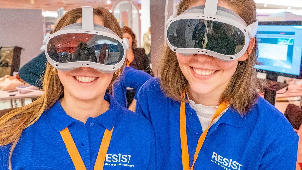 Zwei junge Frauen tragen jeweils eine VR-Brille und lächeln in die Kamera