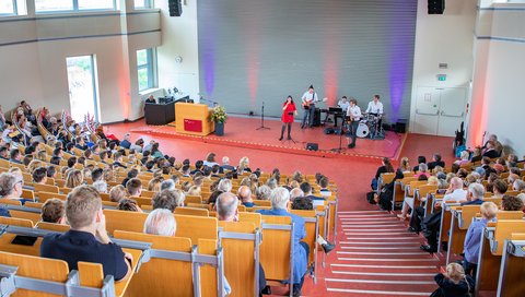 Ein Blick in einen vollbesetzten Hörsaal. 