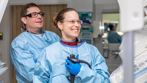 Ein Mann und eine Frau in blauen Kitteln.
