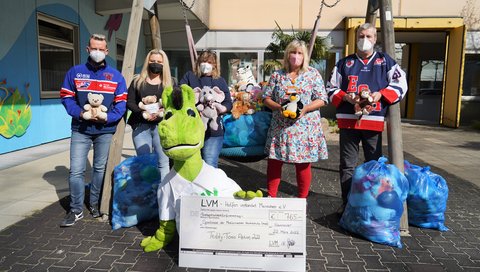 Frank Schmidt, Isabell Winkler, Annette Wiens, Claudia Erzfeld-Dokanikis, Hajö Schulz (von links) und vorn das LVM-Maskottchen Ferdi mit allen Kuschetieren im Innenhof der Kinderklinik.