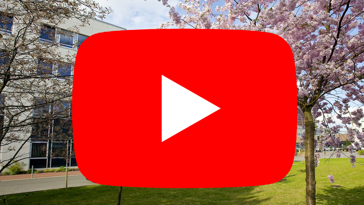 Youtube Logo mit Frauenklinik Bild im Hintergrund