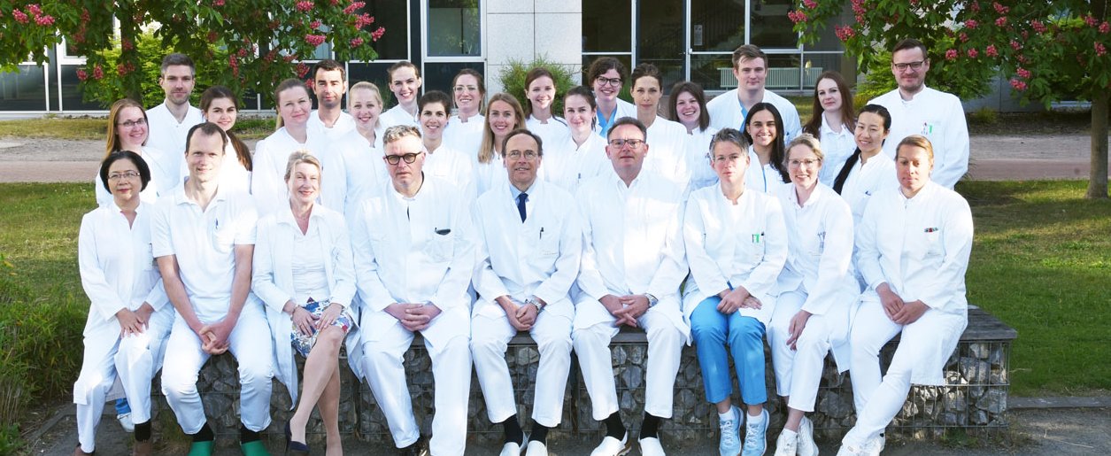 Aufdstellung des Ärzteteams der MHH-Frauenklinik, Bäume im Hintergrund