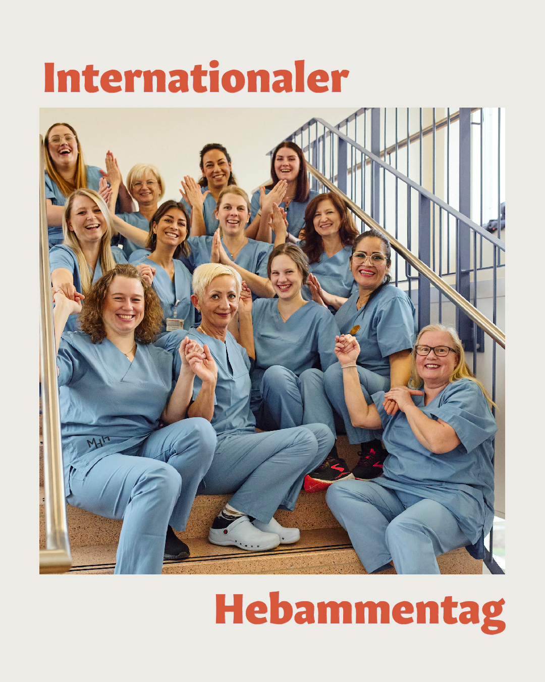 Unser Hebammenteam sitzt auf einer Treppe und winkt