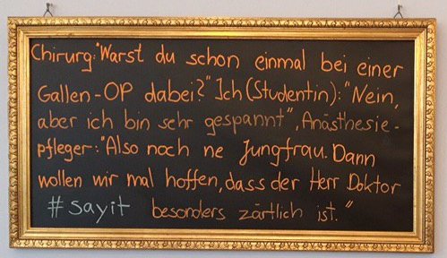 Goldenumrahmte Tafel mit der Aufschrift: Chirurg: "Warst du schon eimal bei einer Gallen-OP dabei?" - Ich (Studentin):"Nein, aber ich bin sehr gespannt!" - Anästhesiepfleger: "Also noch ne Jungfrau. Dann wollen wir mal hoffen, dass der Herr Doktor besonders zärtlich ist."