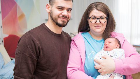 Die Eltern Bogdan und Mihaela-Florina M., die Mutter hält den Neugeborenen Luca im Arm.