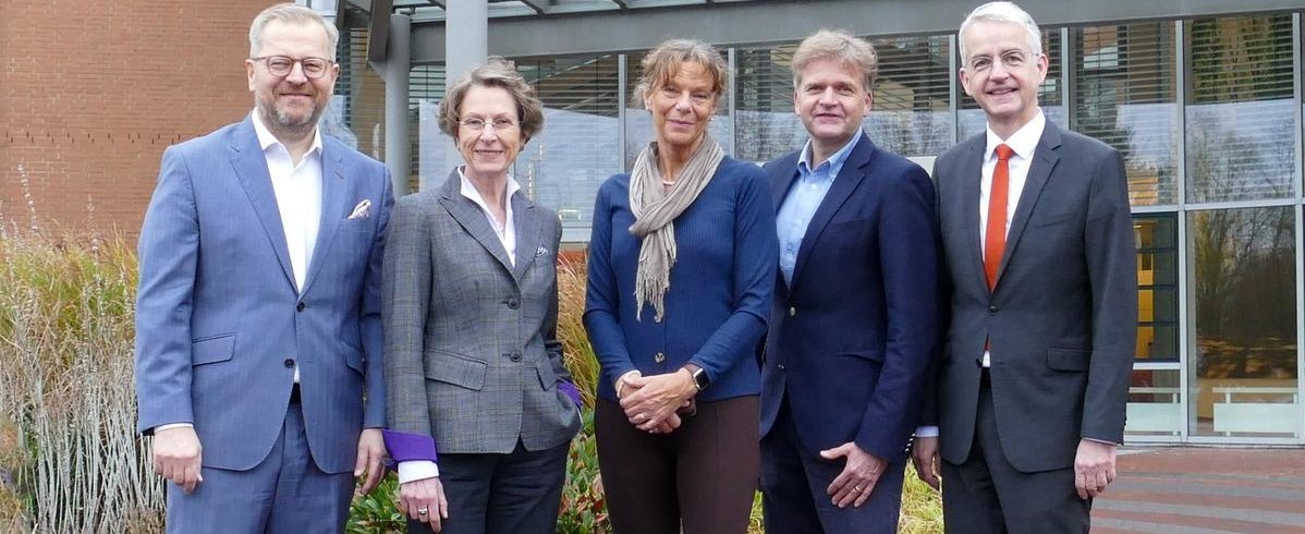 Gruppenbild mit fünf Personen. Von re: Geschäftsführer des Vinzenzkrankenhauses Michael Schmitt, MHH-Vizepräsidentin Martina Saurin,  MHH-Präsidentin Professorin Denise Hilfiker-Kleiner, der ärztliche Direktor des Vinzenzkrankenhauses Dr. Jens Albrecht, MHH-Vizepräsident Professor Frank Lammert. 
