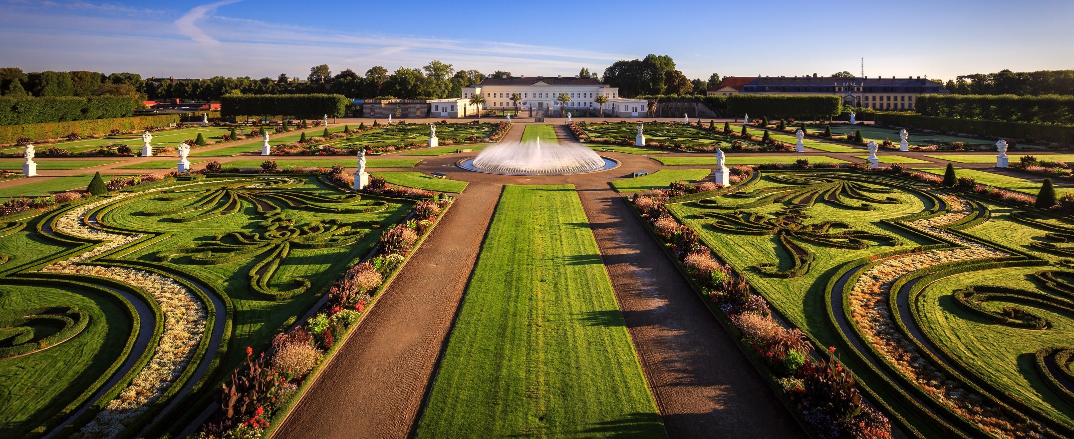 Blick von oben auf die barocke Gartenanlage Herrenhäuser Gärten in Hannover.