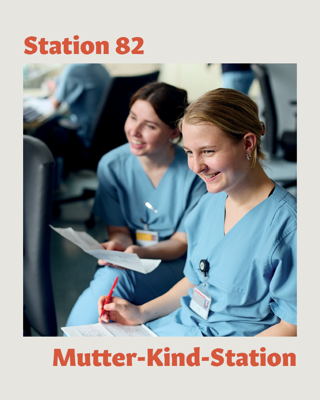 Zwei Mitarbeiterinnen machen sich Notizen bei der Übergabe auf Station