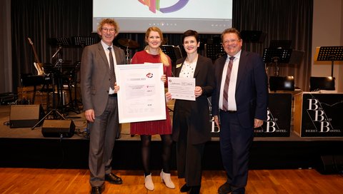 Great joy for the team of OnkoRiskNET: Dr. Johanna Tecklenburg (second from the left) and Professor Dr. Anke Bergmann (third from the left) receiving the award from State Secretary Frank Doods (left) and Health Minister Dr. Andreas Philippi (right). Copyright: Lars Kaletta