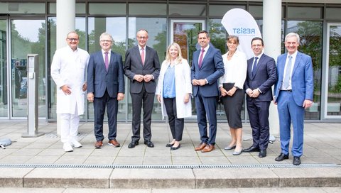 Bundeskanzler Friedrich Merz (Mitte) und Ministerpräsident Olaf Lies (2.v.l.) wurden von MHH-Präsidentin Professorin Denise Hilfiker-Kleiner, Wissenschaftsminister Falko Mohrs (rechts) und RESIST-Sprecher Professor Reinhold Förster im Hans-Borst-Zentrum begrüßt. 