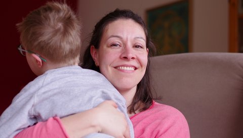 Charlotte Bonecke hält ihren Sohn im Arm. 