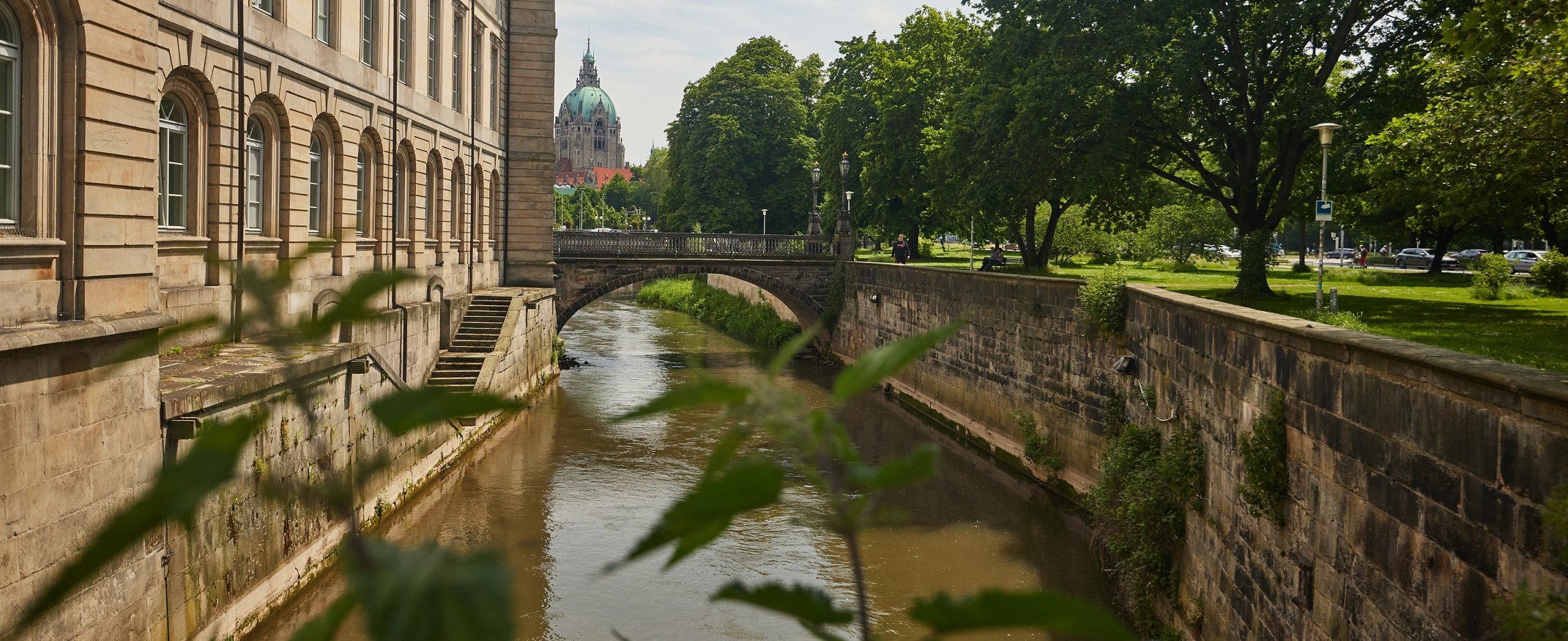 Blick auf die Leine am Landtag in der Altstadt von Hannover.