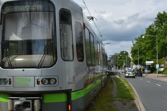 Eine hannoveraner Straßenbahn steht in einer Haltestelle.