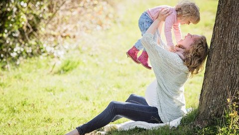 Ms with children under a tree. Picture: Pixabay