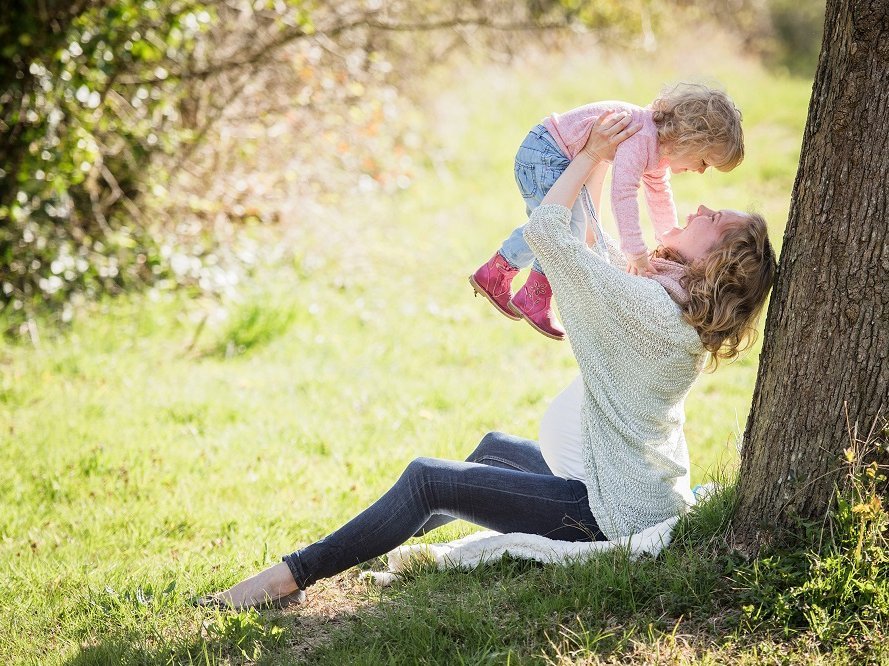 Ms with children under a tree. Picture: Pixabay