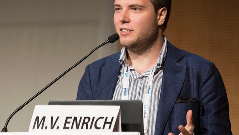 Marc Vives Enrich steht an einem Rednerpult und spricht.