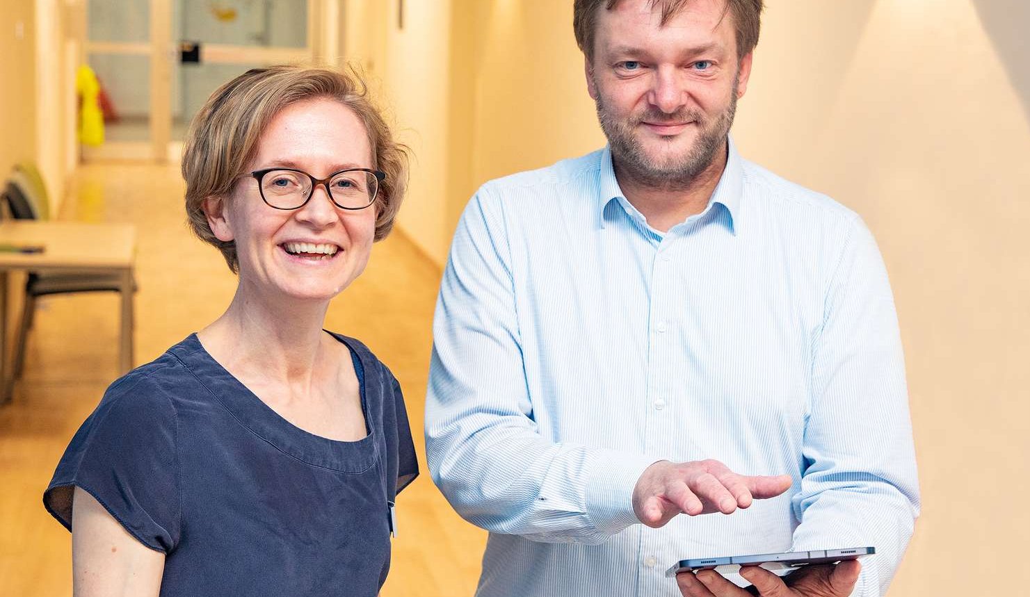 Professor Dr Anna-Maria Dittrich and Dr Matthias Gietzelt standing in the outpatient clinic of the MHH Children's Hospital.