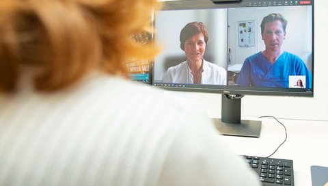 Telemedicine: Kristine Engeleit and Dr Christoph Korallus talk to a patient.