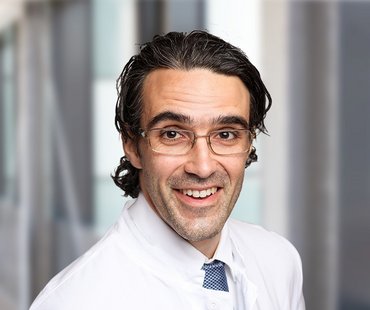 Porträtbild von Dr. Krezdorn in weißem Kittel.