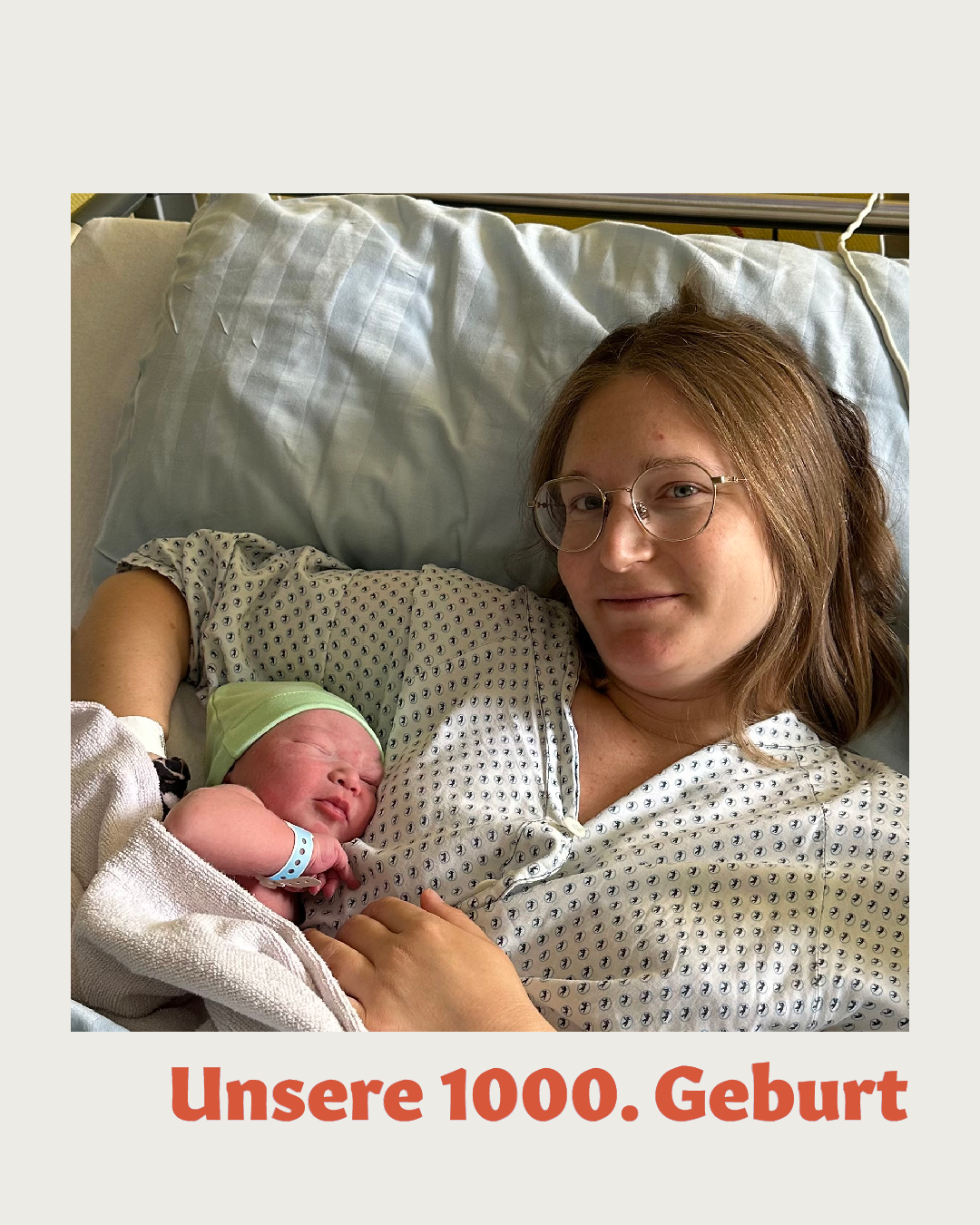 Mama mit Baby im Krankenhausbett