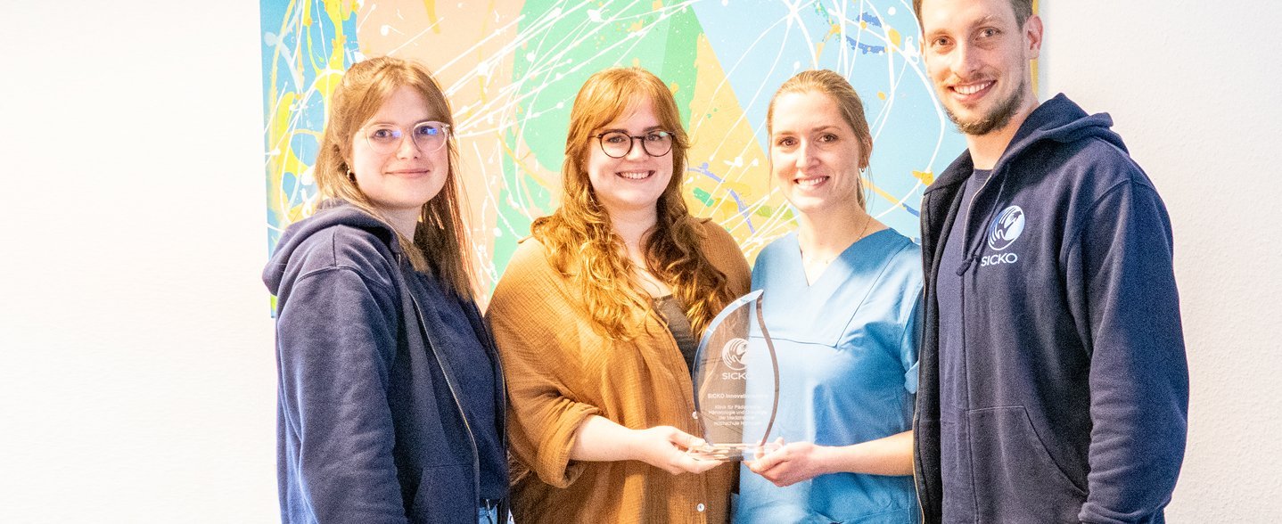 Die beiden Preisträgerinnen (Mitte) mit Anna-Lena Herbach und Dr. Urs Mücke vom SICKO-Team.