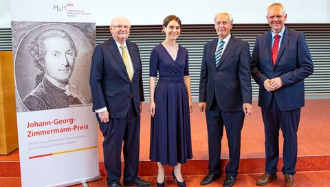 MHH-Präsident Prof. Dr. Michael Manns, die beiden Preisträger PD Dr. Anna Saborowski  und Prof. Dr. Christoph Huber sowie Wissenschaftsminister Björn Thümler