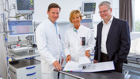 Von rechts: Prof. Dr. Christoph Schindler, die leitende Studienschwester Carola Westenberg und Prüfarzt Dr. Macus May