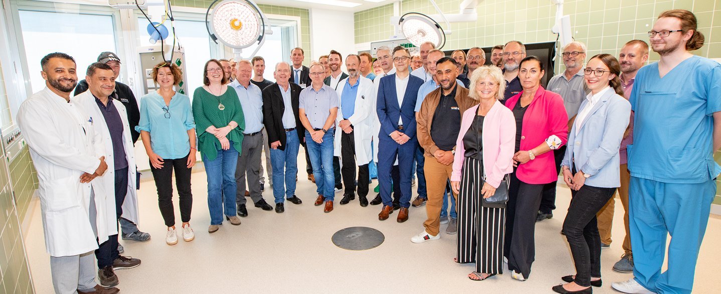 Eine Menschengruppe in einem Operationssaal