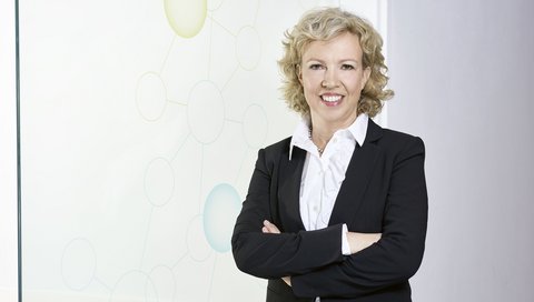 Professorin Meike Stiesch steht vor einer hellen Wand.