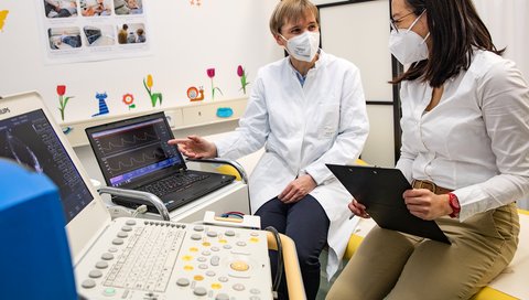 Professor Dr. Dr. Anette Melk (left) discusses a pulse wave finding on a computer with Dr. Rizky Sugianto. The measurement of pulse wave velocity allows the estimation of vascular stiffening