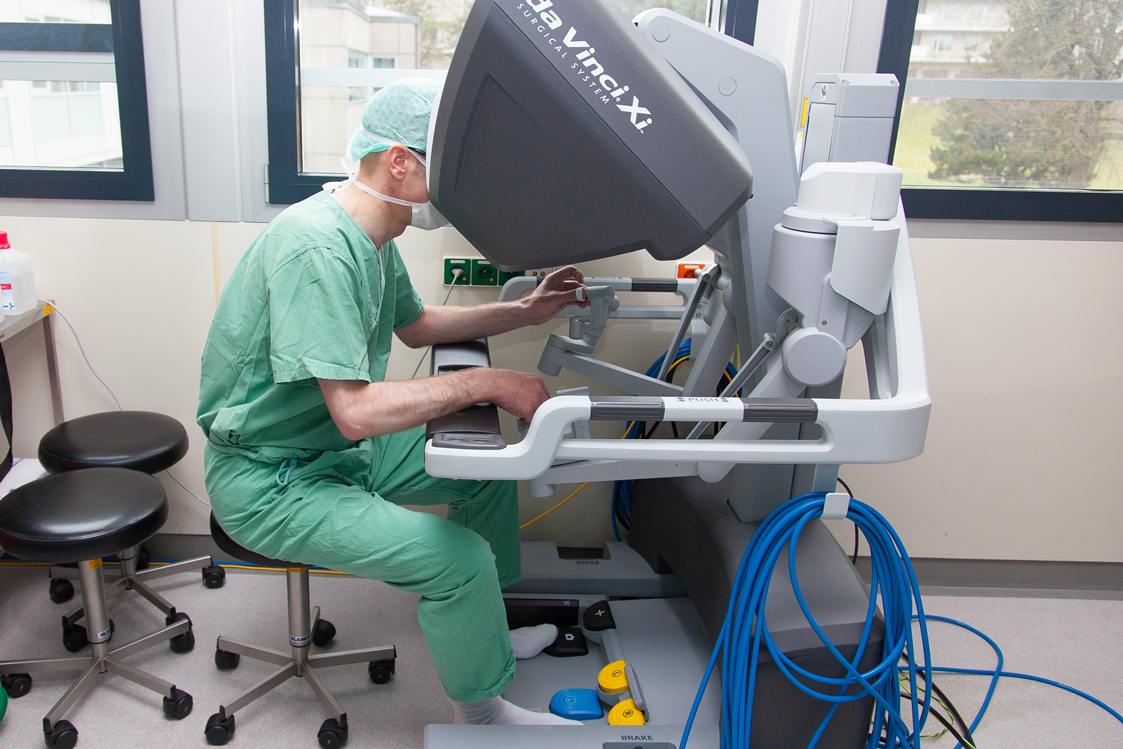 PD Dr. Winny an der Konsole Konsolenchirurg sitzend an der Konsole